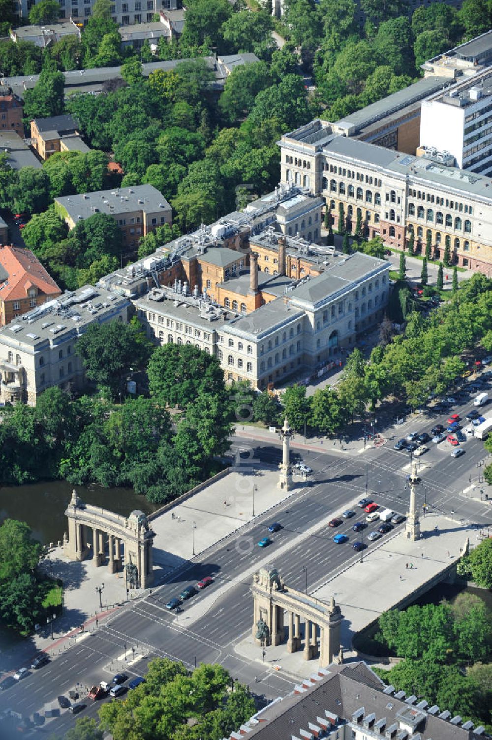 Berlin from the bird's eye view: Das neobarocke Charlottenburger Tor an der Charlottenburger Brücke über den Landwehrkanal in Berlin Charlottenburg. The neo-baroque Charlottenburg Gate to the Charlottenburg bridge over the Landwehr Canal in Berlin Charlottenburg.