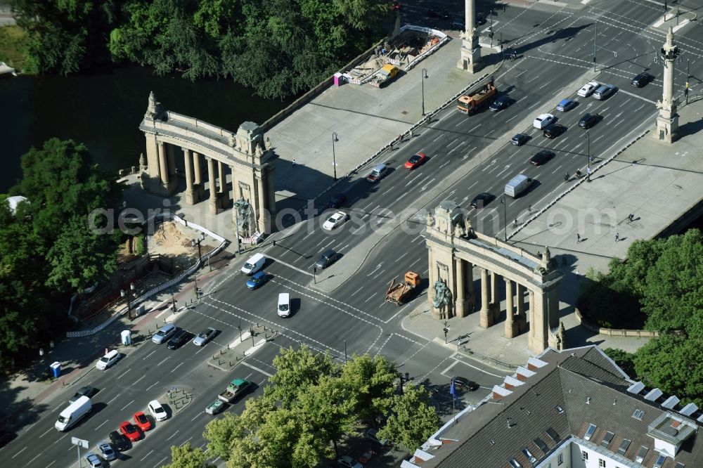 Aerial photograph Berlin - Attraction and tourist attraction of the historical monument Charlottenburg Gate on the Strasse des 17. Juni in Berlin