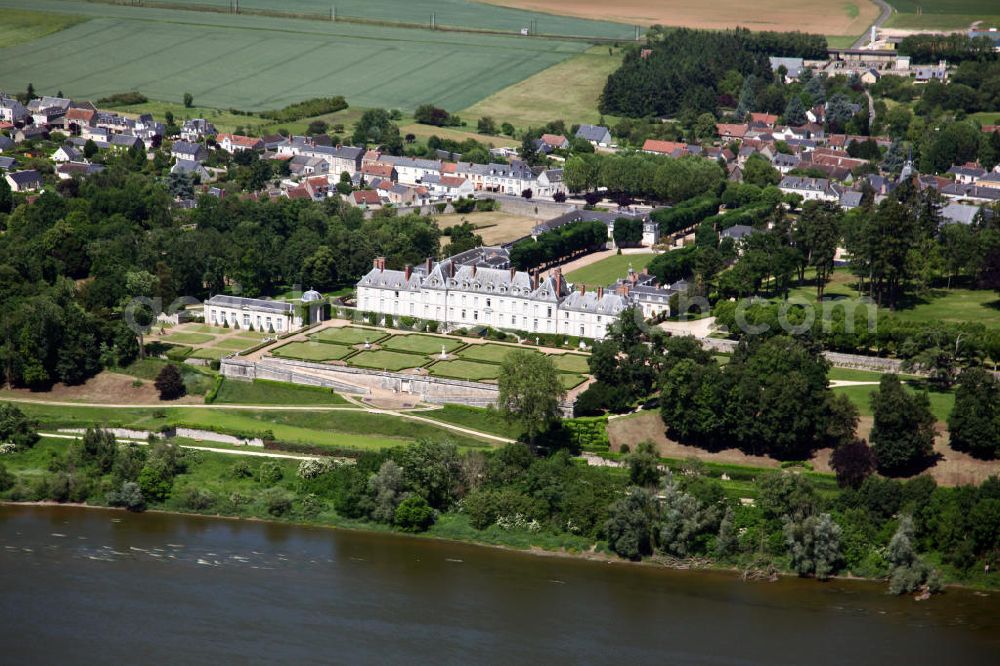 Menars from above - Blick auf das Chateau Menars in schönster Lage an der Loire bei Blois. Es ist ein Barockschloss von 1636, das die Marquise de Pompadour erwarb und 1759 erweiterte. View to the Chateau Menars at the Loire next to Blois. It is a baroque castle, which was purchased and extended by Marquise de Pompadour.