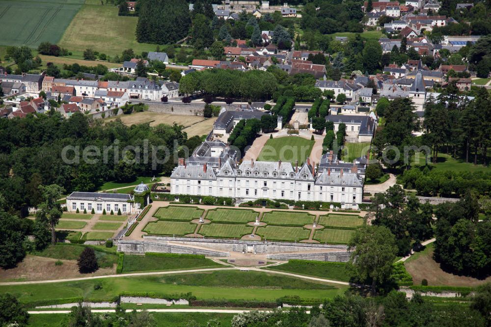 Menars from the bird's eye view: Blick auf das Chateau Menars in schönster Lage an der Loire bei Blois. Es ist ein Barockschloss von 1636, das die Marquise de Pompadour erwarb und 1759 erweiterte. View to the Chateau Menars at the Loire next to Blois. It is a baroque castle, which was purchased and extended by Marquise de Pompadour.