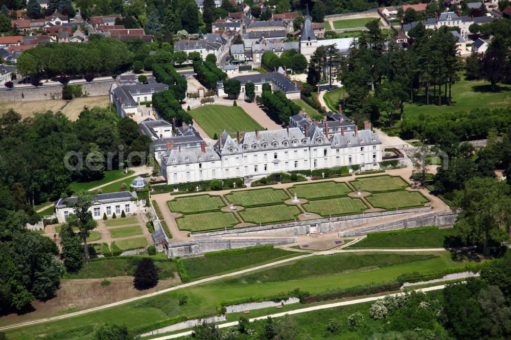 Aerial image Menars - Blick auf das Chateau Menars in schönster Lage an der Loire bei Blois. Es ist ein Barockschloss von 1636, das die Marquise de Pompadour erwarb und 1759 erweiterte. View to the Chateau Menars at the Loire next to Blois. It is a baroque castle, which was purchased and extended by Marquise de Pompadour.