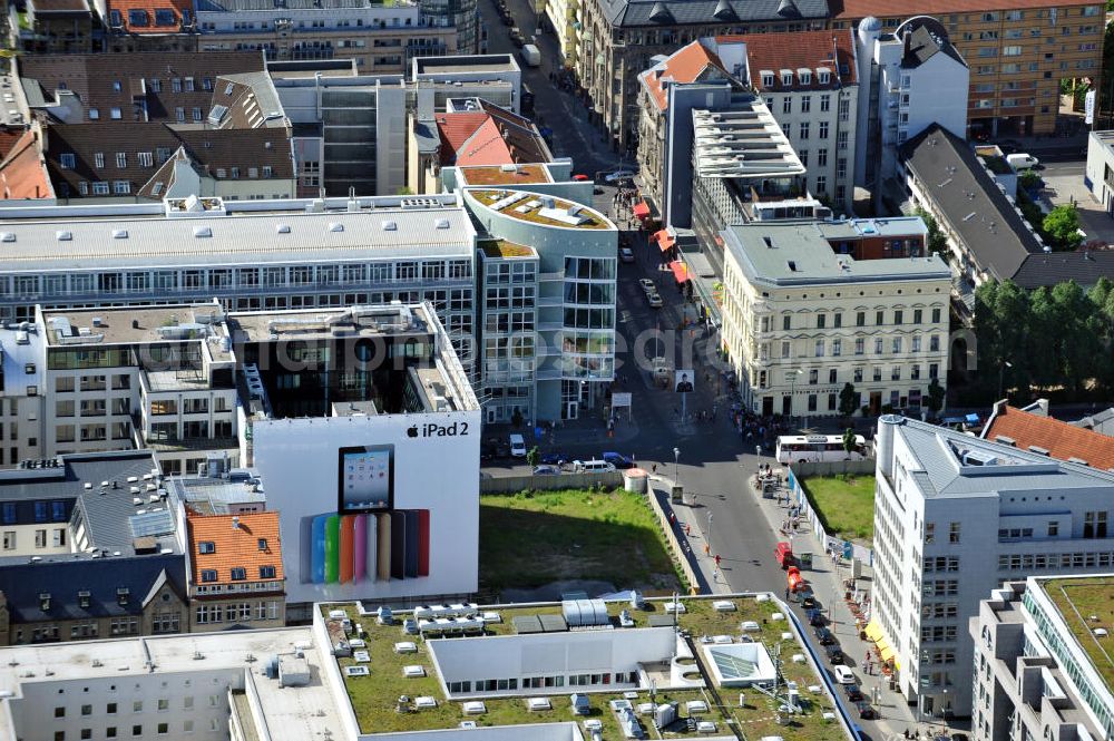 Aerial image Berlin Mitte - Der ehemalige Kontrollpunkt / Grenzübergang Checkpoint Charlie an der Friedrichstraße zwischen Berlin-Mitte und Kreuzberg. The former border crossing / Checkpoint Charlie at the Friedrichstrasse between the localitys Mitte and Kreuzberg.