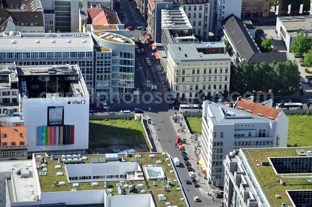 Aerial photograph Berlin Mitte - Der ehemalige Kontrollpunkt / Grenzübergang Checkpoint Charlie an der Friedrichstraße zwischen Berlin-Mitte und Kreuzberg. The former border crossing / Checkpoint Charlie at the Friedrichstrasse between the localitys Mitte and Kreuzberg.