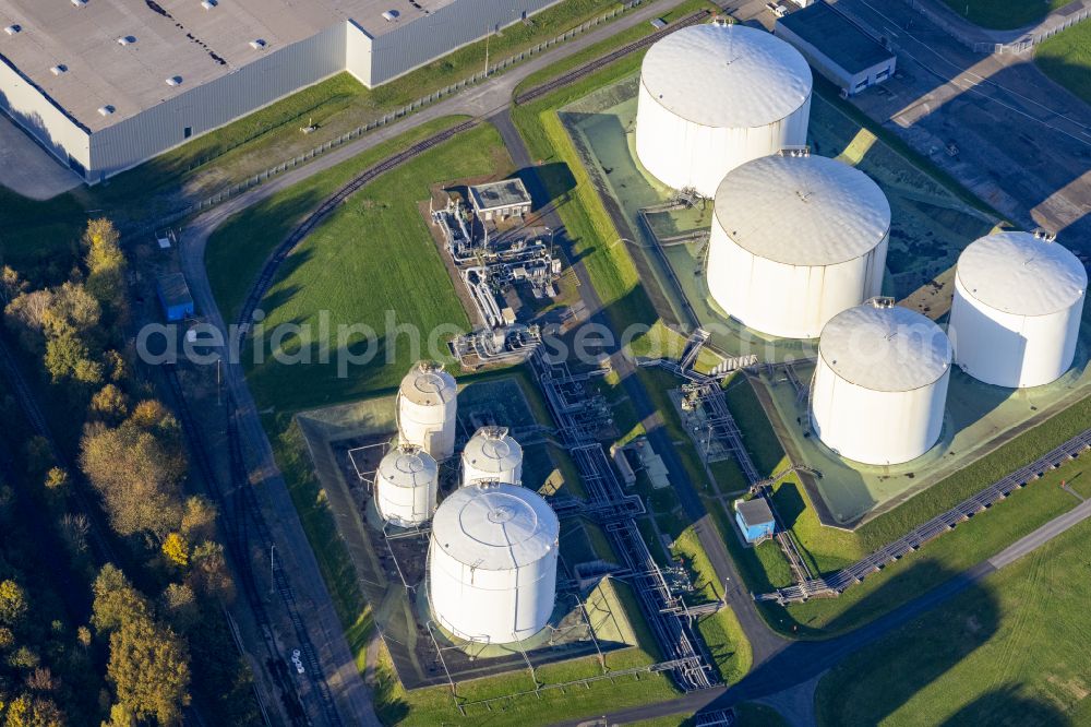 Baerl from the bird's eye view: Chemicals - elevated tank storage facility of VARO Energy Tankstorage GmbH on Gerdtweg Street in Baerl in the Ruhr area in the state of North Rhine-Westphalia, Germany