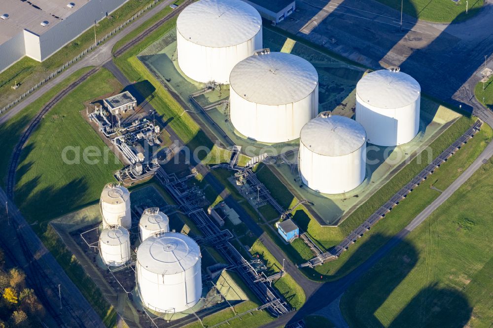 Aerial image Baerl - Chemicals - elevated tank storage facility of VARO Energy Tankstorage GmbH on Gerdtweg Street in Baerl in the Ruhr area in the state of North Rhine-Westphalia, Germany