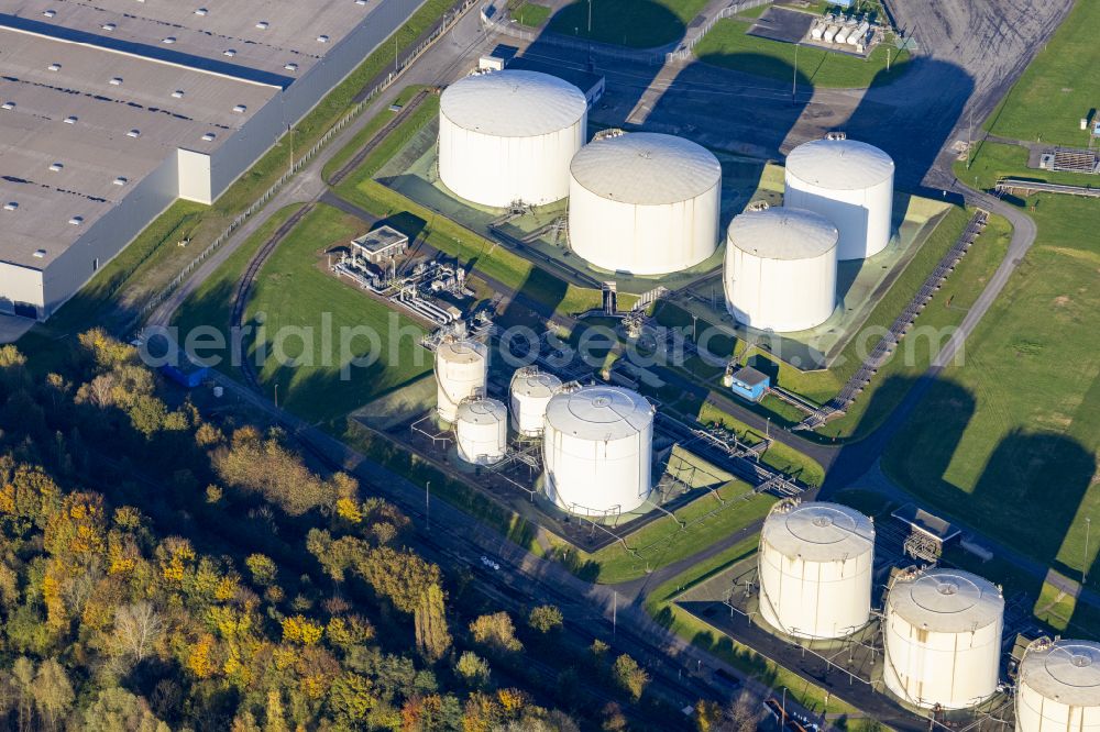 Aerial photograph Baerl - Chemicals - elevated tank storage facility of VARO Energy Tankstorage GmbH on Gerdtweg Street in Baerl in the Ruhr area in the state of North Rhine-Westphalia, Germany