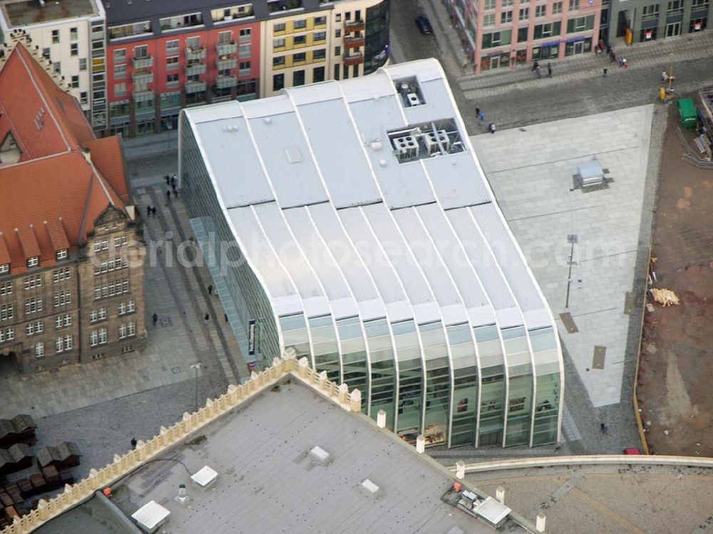 Aerial image Chemnitz - 14.11.2004 Chemnitz Im September 2003 eröffnete das Kaufhaus Peek & Cloppenburg am Neumarkt. Das Architekturbüro Ingenhoven, Overdiek und Partner konzipierte das gläserne Kaufhaus, das als jüngstes Bauwerk den Neumarkt begrenzt und das städtebauliche Pendant zur gläsernen Eingangsfassade des Kaufhofs darstellt. Eigentümer: GbR Chemnitz Neumarkt, Baufeld B2 ,Nutzung: Textilkaufhaus P&C ,Architekten: Ingenhoven Overdiek Architekten GmbH & Co. KG Kahlen und Partner