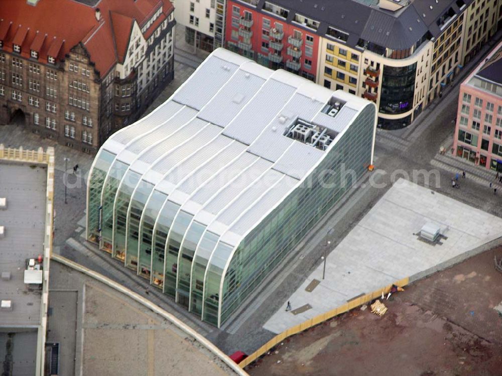 Chemnitz from above - 14.11.2004 Chemnitz Im September 2003 eröffnete das Kaufhaus Peek & Cloppenburg am Neumarkt. Das Architekturbüro Ingenhoven, Overdiek und Partner konzipierte das gläserne Kaufhaus, das als jüngstes Bauwerk den Neumarkt begrenzt und das städtebauliche Pendant zur gläsernen Eingangsfassade des Kaufhofs darstellt. Eigentümer: GbR Chemnitz Neumarkt, Baufeld B2 ,Nutzung: Textilkaufhaus P&C ,Architekten: Ingenhoven Overdiek Architekten GmbH & Co. KG Kahlen und Partner