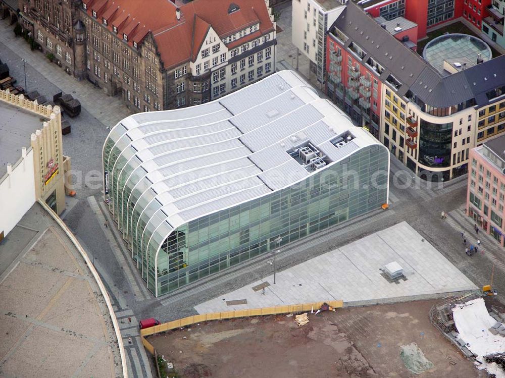 Chemnitz from the bird's eye view: 14.11.2004 Chemnitz Im September 2003 eröffnete das Kaufhaus Peek & Cloppenburg am Neumarkt. Das Architekturbüro Ingenhoven, Overdiek und Partner konzipierte das gläserne Kaufhaus, das als jüngstes Bauwerk den Neumarkt begrenzt und das städtebauliche Pendant zur gläsernen Eingangsfassade des Kaufhofs darstellt. Eigentümer: GbR Chemnitz Neumarkt, Baufeld B2 ,Nutzung: Textilkaufhaus P&C ,Architekten: Ingenhoven Overdiek Architekten GmbH & Co. KG Kahlen und Partner