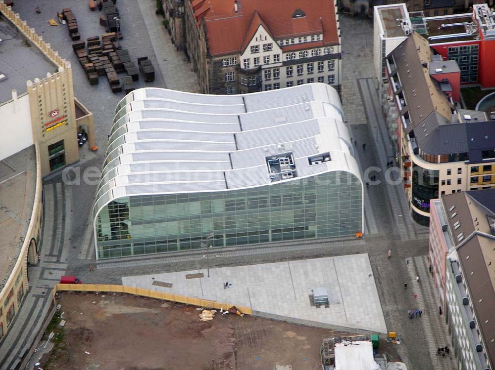 Aerial image Chemnitz - 14.11.2004 Chemnitz Im September 2003 eröffnete das Kaufhaus Peek & Cloppenburg am Neumarkt. Das Architekturbüro Ingenhoven, Overdiek und Partner konzipierte das gläserne Kaufhaus, das als jüngstes Bauwerk den Neumarkt begrenzt und das städtebauliche Pendant zur gläsernen Eingangsfassade des Kaufhofs darstellt. Eigentümer: GbR Chemnitz Neumarkt, Baufeld B2 ,Nutzung: Textilkaufhaus P&C ,Architekten: Ingenhoven Overdiek Architekten GmbH & Co. KG Kahlen und Partner