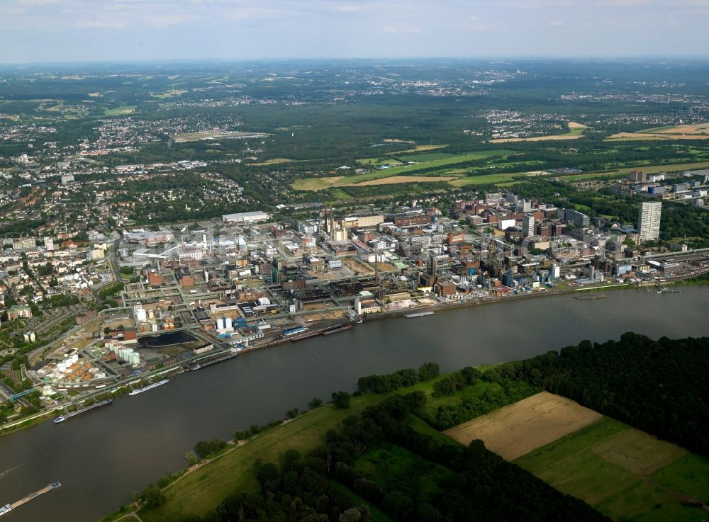 Leverkusen from the bird's eye view: Chempark and Bayer works in Leverkusen in the state of North Rhine-Westphalia. The chempark is located on the Eastern riverbank of the Rhine, in the South of the Wiesdorf district. It is the location of the works and company headquarters of TERRITORY CTR GmbH and Lanxess AG. The Chempark is one of three sites of the chemical park