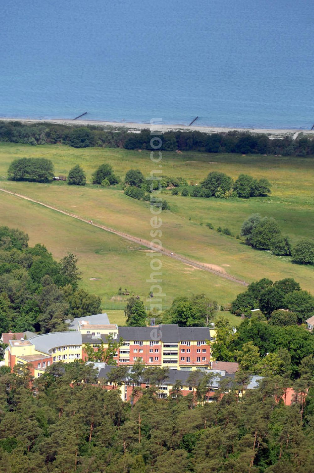 Graal-Müritz from the bird's eye view: Blick auf die Kinderklink Tannenhof nahe der Ostseeküste in Graal-Müritz in Mecklenburg-Vorpommern. Die Kinderklinik gehört zum AKG Rehazentrum im Ostseeheilbad Graal-Müritz, Kontakt: