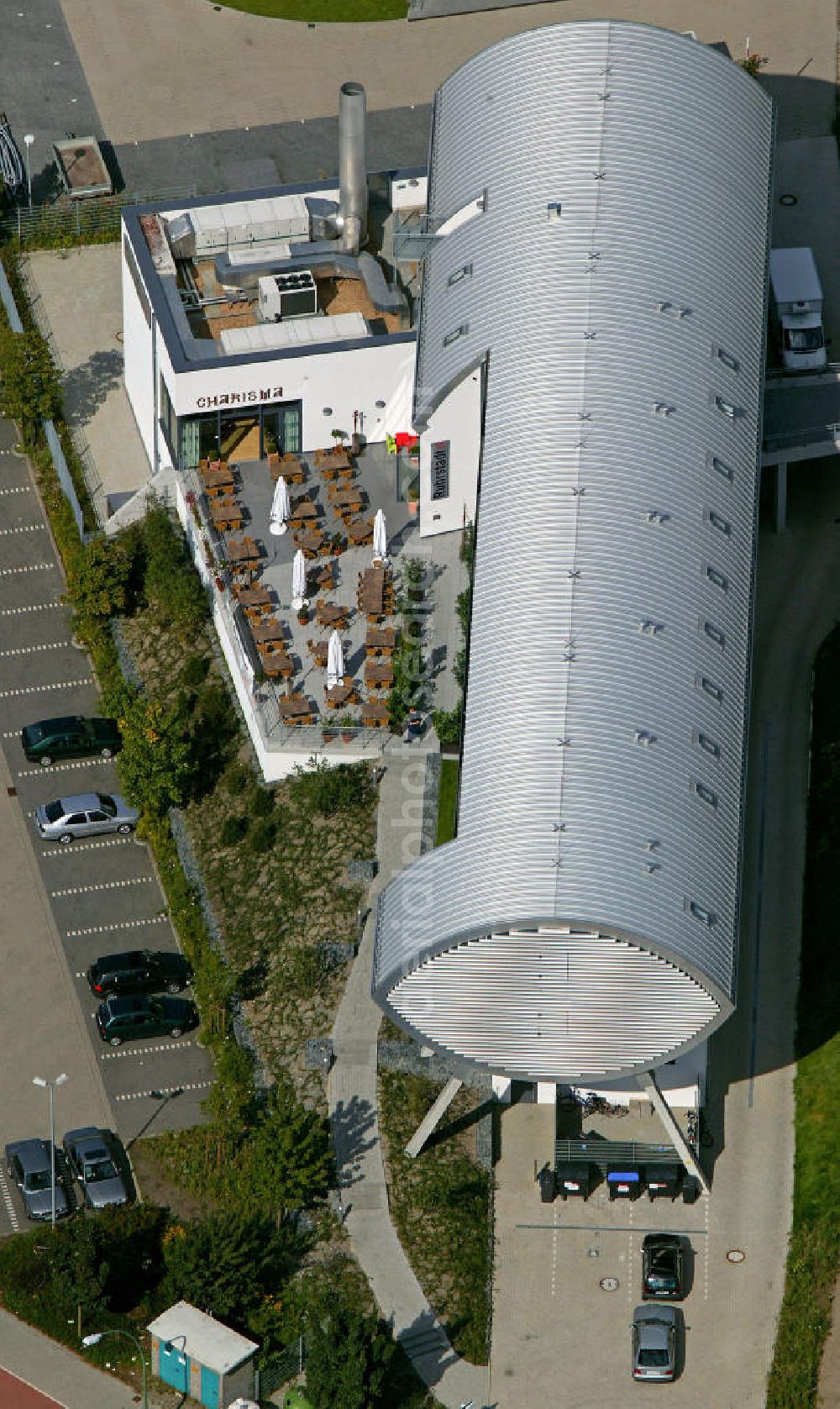 Bottrop from the bird's eye view: Blick auf das Hotel Chillten Bottrop. Das 3-Sterne-Hotel und Hostel bietet ein einzigartiges Design. View of the hotel Chillten Bottrop. The 3-star hotel and hostel offers a unique design.