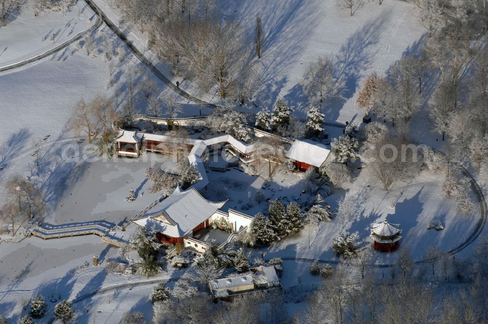 Berlin from above - Blick auf den mit Schnee bedecktem nördlichen Teil des Chinesischen Garten in den Gärten der Welt im Erholungspark Marzahn. Dieser Teil beinhaltet die Eingangshalle „Stube des heiteren Wetters“, die Kleine Halle „Pavillon des ruhigen Mondscheins“, das Teehaus „Berghaus zum Osmanthussaft“, mit Zick-Zack Brücke und dem Tsingtao-Pavillon. Der kleine See ist zugefroren / mit Eis bedeckt. Kontakt: Grün Berlin Park und Garten GmbH, Sangerhauser Weg 1, 12349 Berlin, Tel. +49(0)30 700906 0, Fax +49(0)30 700906 70, E-Mail: info@gruen-berlin.de