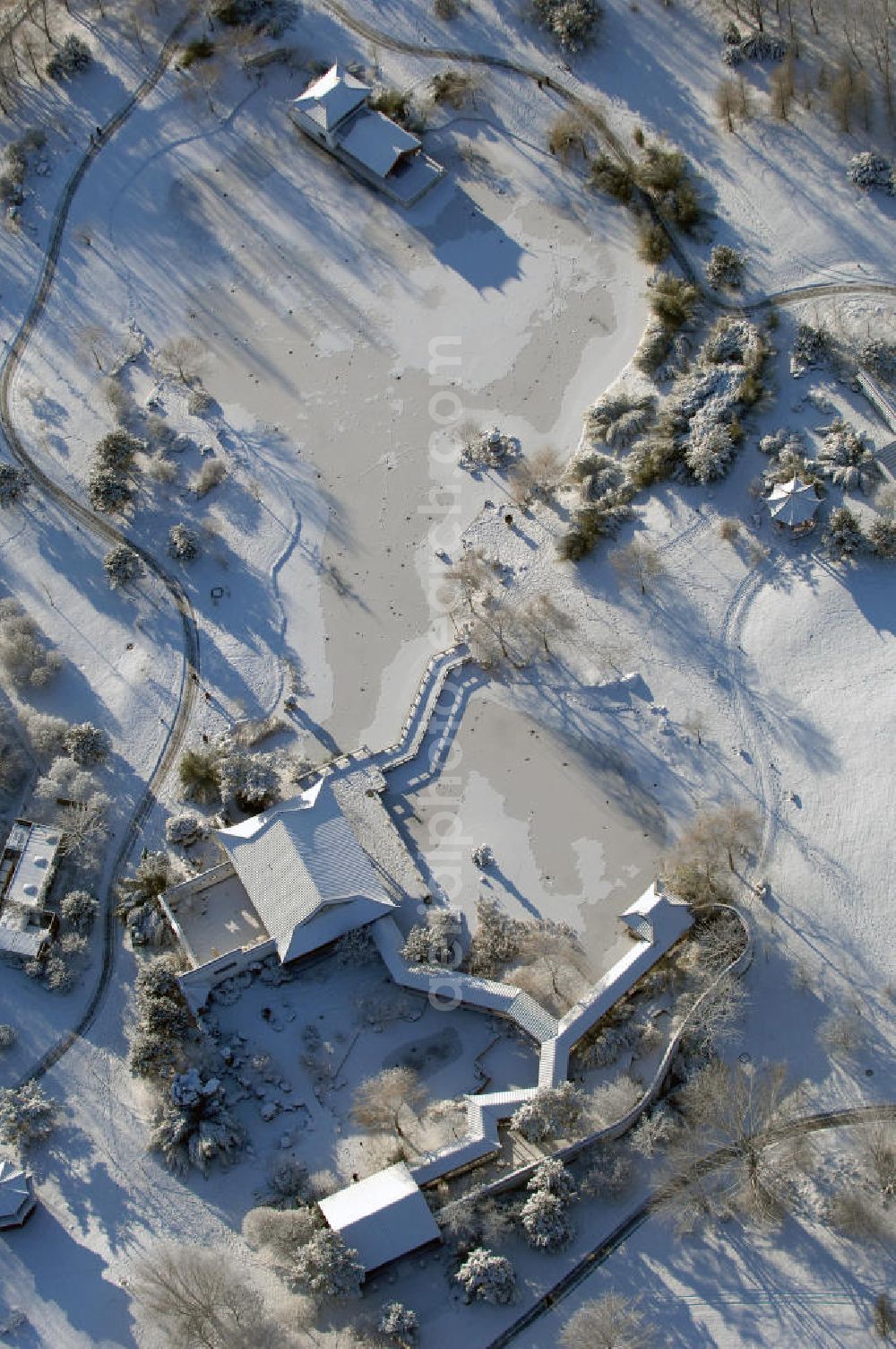 Aerial image Berlin - Blick auf den mit Schnee bedecktem Chinesischen Garten in den Gärten der Welt im Erholungspark Marzahn. Dieser Teil beinhaltet die Eingangshalle „Stube des heiteren Wetters“, die Kleine Halle „Pavillon des ruhigen Mondscheins“, das Teehaus „Berghaus zum Osmanthussaft“, mit Zick-Zack Brücke, den Oktagonal-Pavillion und dem Steinboot „Blick auf den Mond“. Der kleine See ist zugefroren / mit Eis bedeckt. Kontakt: Grün Berlin Park und Garten GmbH, Sangerhauser Weg 1, 12349 Berlin, Tel. +49(0)30 700906 0, Fax +49(0)30 700906 70, E-Mail: info@gruen-berlin.de