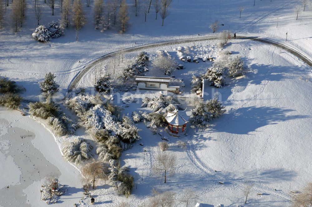 Aerial photograph Berlin - Blick auf den mit Schnee bedecktem Chinesischen Garten in den Gärten der Welt im Erholungspark Marzahn. Hier der Oktagonal-Pavillion am zugefrorenen kleinen See / mit Eis bedeckt. Kontakt: Grün Berlin Park und Garten GmbH, Sangerhauser Weg 1, 12349 Berlin, Tel. +49(0)30 700906 0, Fax +49(0)30 700906 70, E-Mail: info@gruen-berlin.de