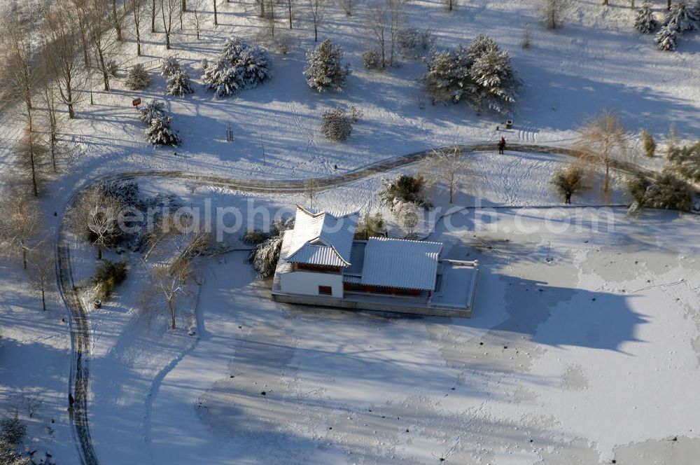 Berlin from above - Blick auf den mit Schnee bedecktem südlichen Teil des Chinesischen Garten in den Gärten der Welt im Erholungspark Marzahn. Dieser Teil beinhaltet das Steinboot „Blick auf den Mond“. Der kleine See ist zugefroren / mit Eis bedeckt. Kontakt: Grün Berlin Park und Garten GmbH, Sangerhauser Weg 1, 12349 Berlin, Tel. +49(0)30 700906 0, Fax +49(0)30 700906 70, E-Mail: info@gruen-berlin.de