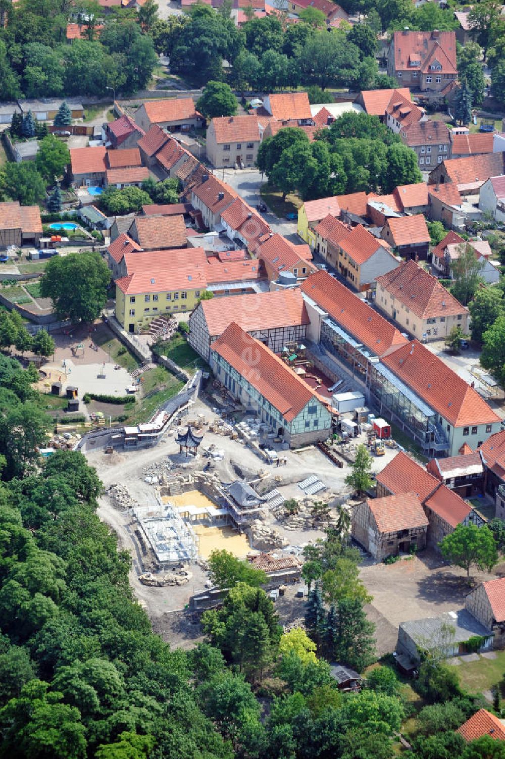 Weißensee / Thürigen from above - Baustelle vom Neubau eines Chinesischen Garten im ehemaligen Pfaffenhof in Weißensee am Nordrand des Thüringer Beckens an der Unstrut. Die Pagoden wurden durch eine chinesische Baufirma errichtet. New build construction site of a Chinese Garden in Weißensee in Thuringia.