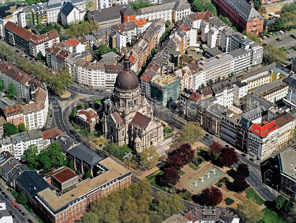 Aerial photograph Mainz - Die evangelische Christuskirche im Stadtteil Neustadt. Die Kirche wurde 1903 eingeweiht. Traditionell finden hier die Universitätsgottesdienste der Johannes Gutenberg-Universität Mainz zu Semesteranfang statt. The Protestant Church of Christ in the district of Neustadt. The church was consecrated in 1903.