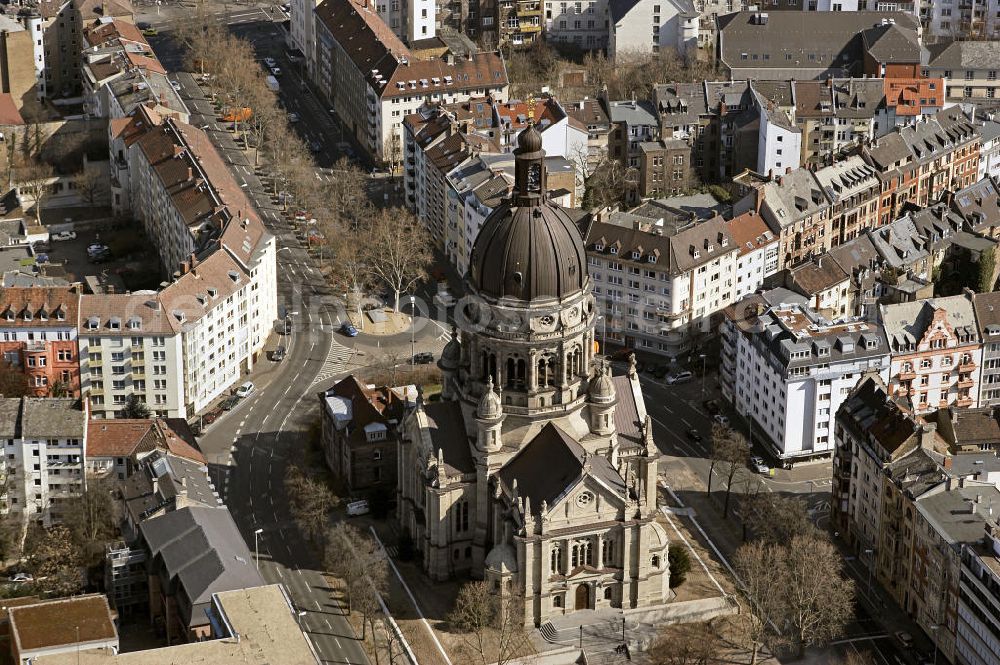 Mainz from above - Die evangelische Christuskirche im Stadtteil Neustadt. Die Kirche wurde 1903 eingeweiht. Traditionell finden hier die Universitätsgottesdienste der Johannes Gutenberg-Universität Mainz zu Semesteranfang statt. The Protestant Church of Christ in the district of Neustadt. The church was consecrated in 1903.