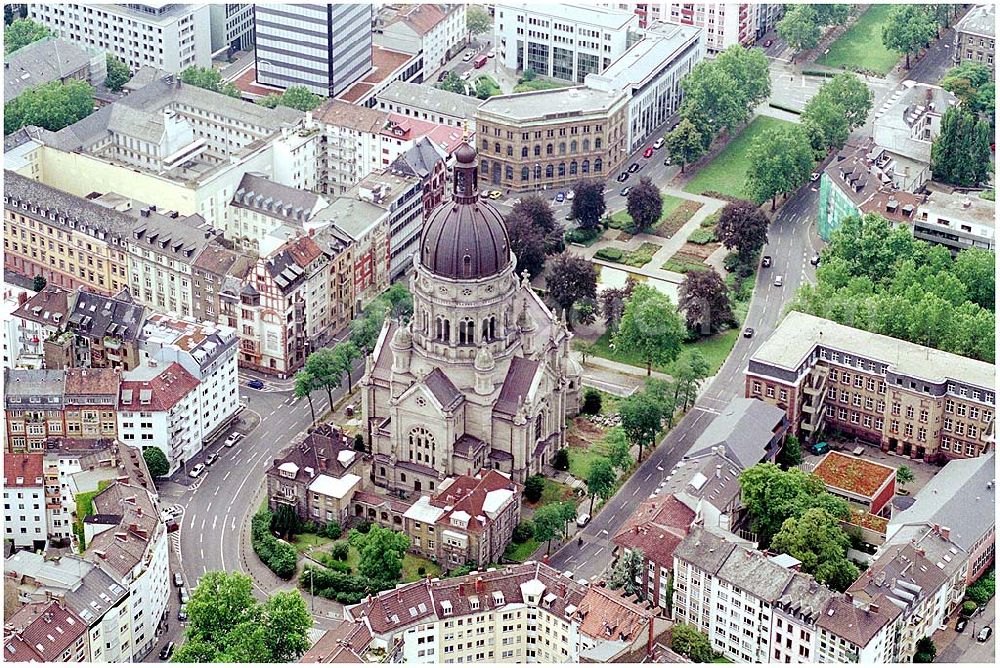 Aerial image Mainz - 24.07.2004 Blick auf die Christuskirche in Mainz Die Christuskirche mit ihrer 80 Meter hohen kupfergedeckten Kuppel beherrscht bis heute die Kaiserstraße und markiert den Übergang zur Neustadt. Das im Stil der Hochrenaissance 1895 von Eduard Kreyßig errichtete Bauwerk wurde nach der fast völligen Zerstörung in den letzten Kriegstagen ab 1952 wiederaufgebaut - hinzu kam ein Glockenspiel, das dreimal täglich zu hören ist. Adresse: Kaiserstraße 56, 55116 Mainz Telefon (0 61 31) 23 46 77 (Gemeindebüro)