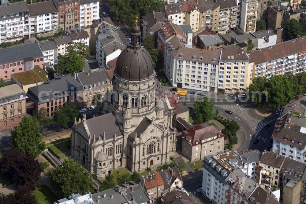 Aerial photograph Mainz - Blick auf die Christuskirche Mainz. Die Christuskirche von Mainz ist eine evangelische Kirche und wurde von 1896 bis zum 2. Juli 1903, dem Tag ihrer Weihung, erbaut. Nach der Zerstörung im 2. Weltkrieg wurde sie von 1952 bis 1954 wieder aufgebaut und am 31. Oktober geweiht. Traditionell finden hier die Universitätsgottesdienste zu Semesteranfang statt.