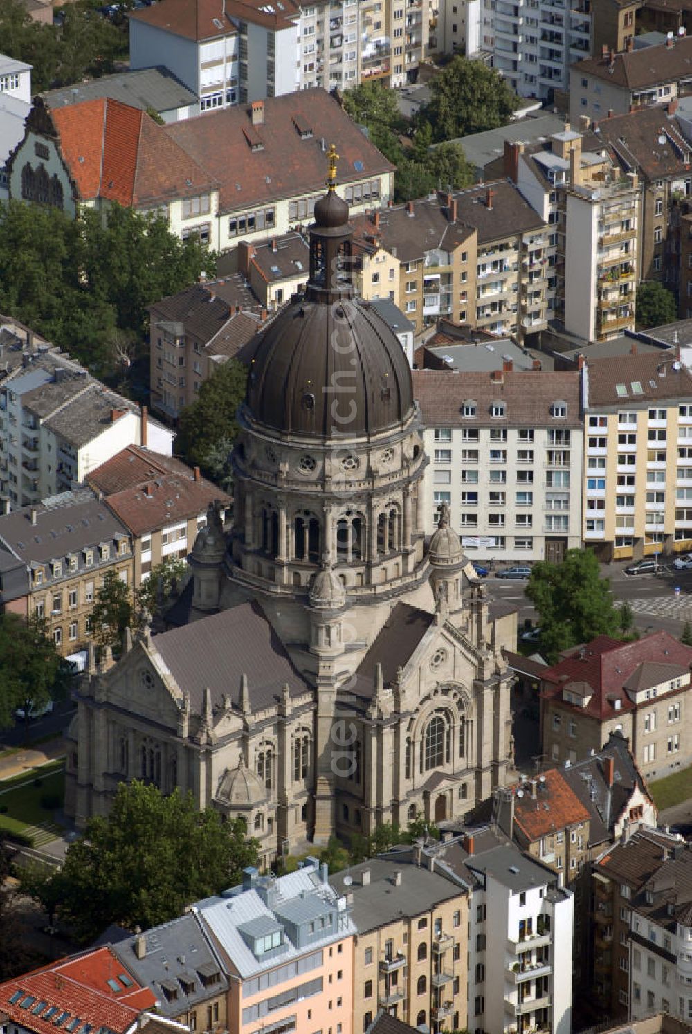 Mainz from above - Blick auf die Christuskirche Mainz. Die Christuskirche von Mainz ist eine evangelische Kirche und wurde von 1896 bis zum 2. Juli 1903, dem Tag ihrer Weihung, erbaut. Nach der Zerstörung im 2. Weltkrieg wurde sie von 1952 bis 1954 wieder aufgebaut und am 31. Oktober geweiht. Traditionell finden hier die Universitätsgottesdienste zu Semesteranfang statt.