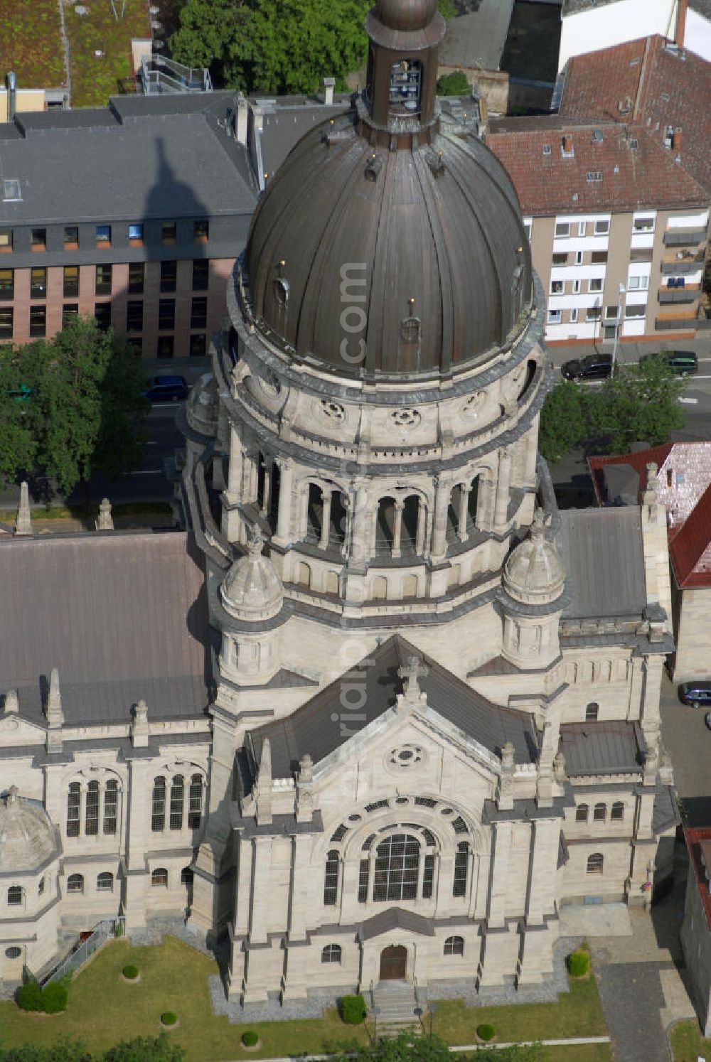 Aerial image Mainz - Blick auf die Christuskirche Mainz. Die Christuskirche von Mainz ist eine evangelische Kirche und wurde von 1896 bis zum 2. Juli 1903, dem Tag ihrer Weihung, erbaut. Nach der Zerstörung im 2. Weltkrieg wurde sie von 1952 bis 1954 wieder aufgebaut und am 31. Oktober geweiht. Traditionell finden hier die Universitätsgottesdienste zu Semesteranfang statt.