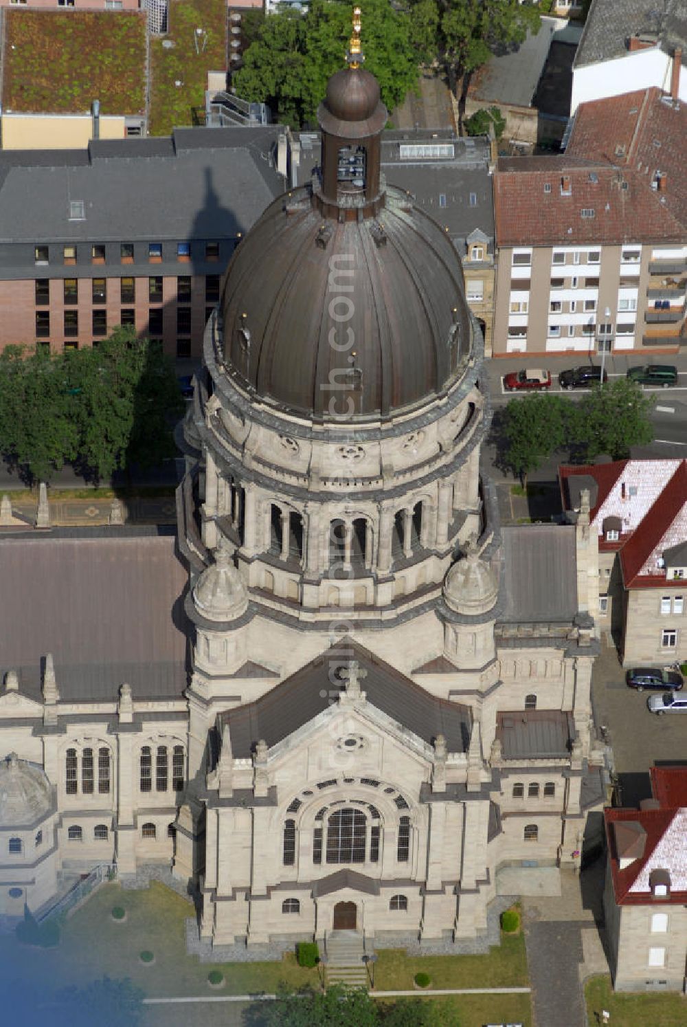 Aerial photograph Mainz - Blick auf die Christuskirche Mainz. Die Christuskirche von Mainz ist eine evangelische Kirche und wurde von 1896 bis zum 2. Juli 1903, dem Tag ihrer Weihung, erbaut. Nach der Zerstörung im 2. Weltkrieg wurde sie von 1952 bis 1954 wieder aufgebaut und am 31. Oktober geweiht. Traditionell finden hier die Universitätsgottesdienste zu Semesteranfang statt.