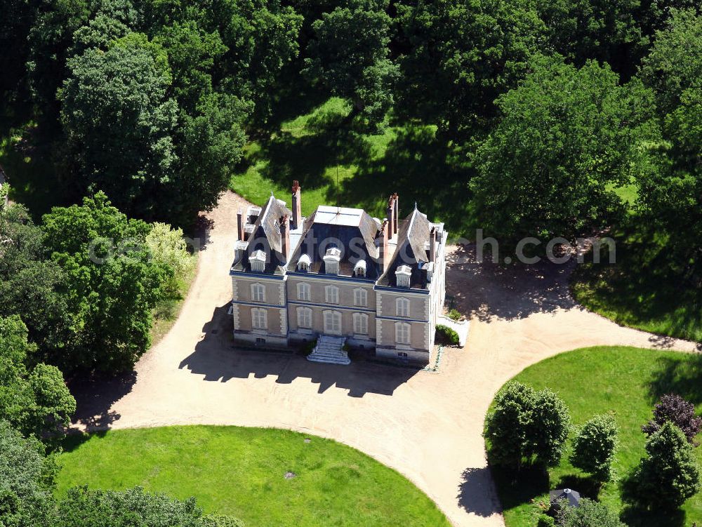 Fougères-sur-Bièvre from the bird's eye view: Das Château de la Boulas in der Gemeinde Fougères-sur-Bièvre im Loiretal im Departement Loir-et-Cher. The castle Château de la Boulas in the community Fougères-sur-Bièvre in the Departement Loir-et-Cher.