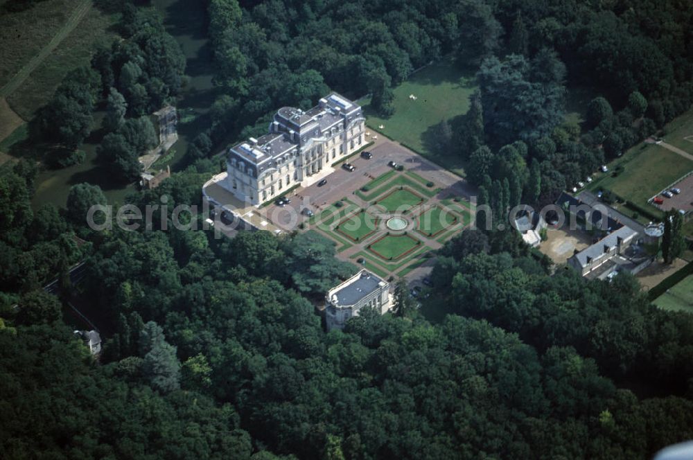 Montbazon from the bird's eye view: Blick auf das Château d'Artigny. Das heutige Hotel wurde vom Parfümeur François Coty im Stil des 18. Jahrhunderts errichtet und umfasst einen 25 Hektar großen Garten. View of the Château d'Artigny. The hotel complex was erected by Perfumer François Coty in the style of the 18th Century, including a 25-acre garden.