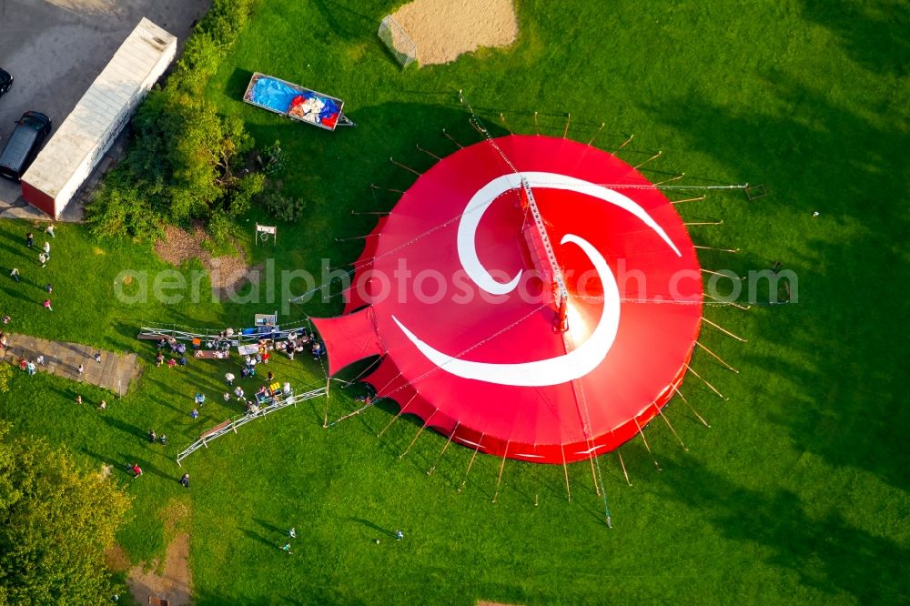 Aerial photograph Hattingen - Circus tent domes of the circus of the elementary school GGS Oberwinzerfeld in Hattingen in the state North Rhine-Westphalia