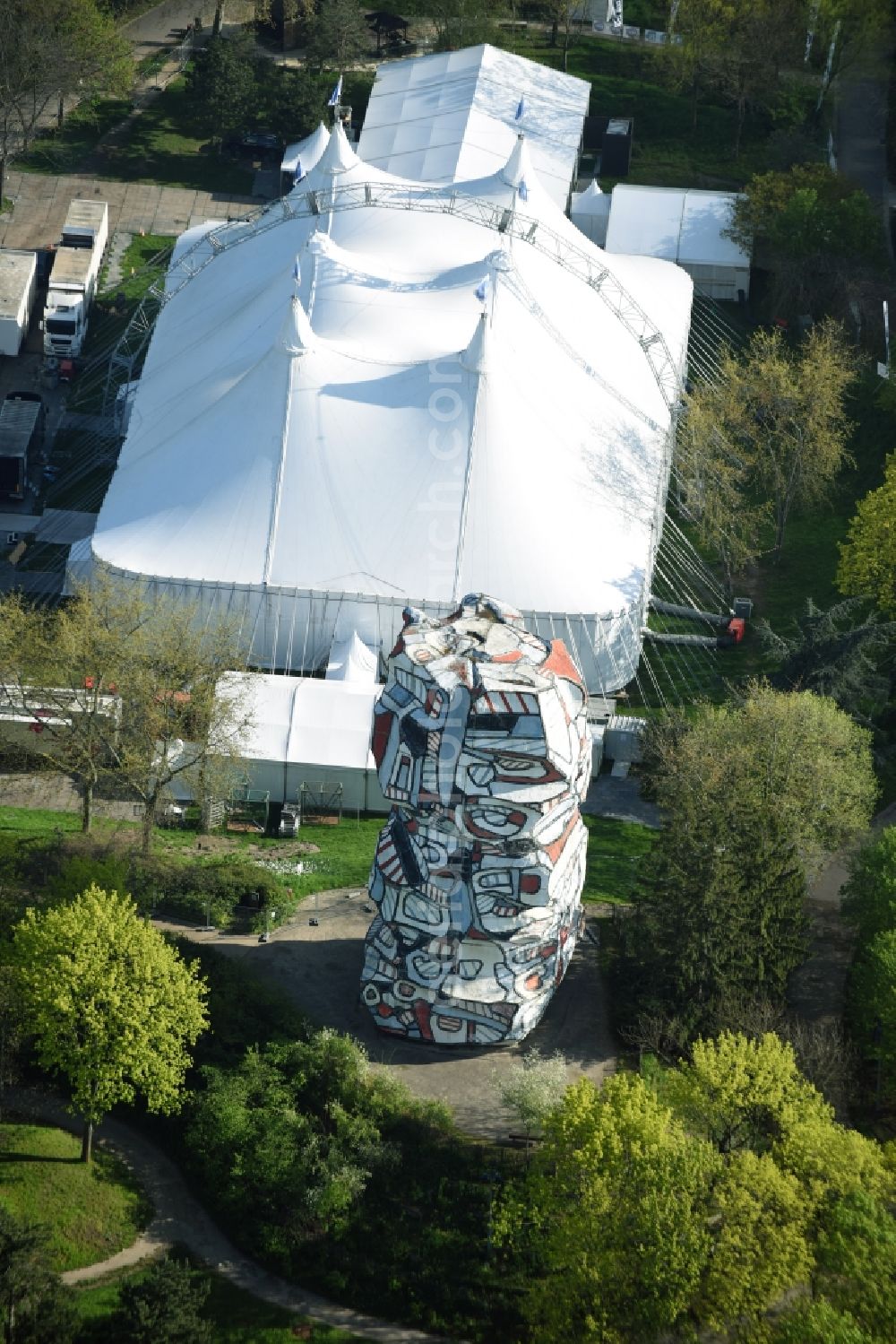 Aerial photograph Issy-les-Moulineaux - Circus tent domes of the circus in Parc de l'Ile Saint Germain am Quai de Stalingrad in Issy-les-Moulineaux in Ile-de-France, France