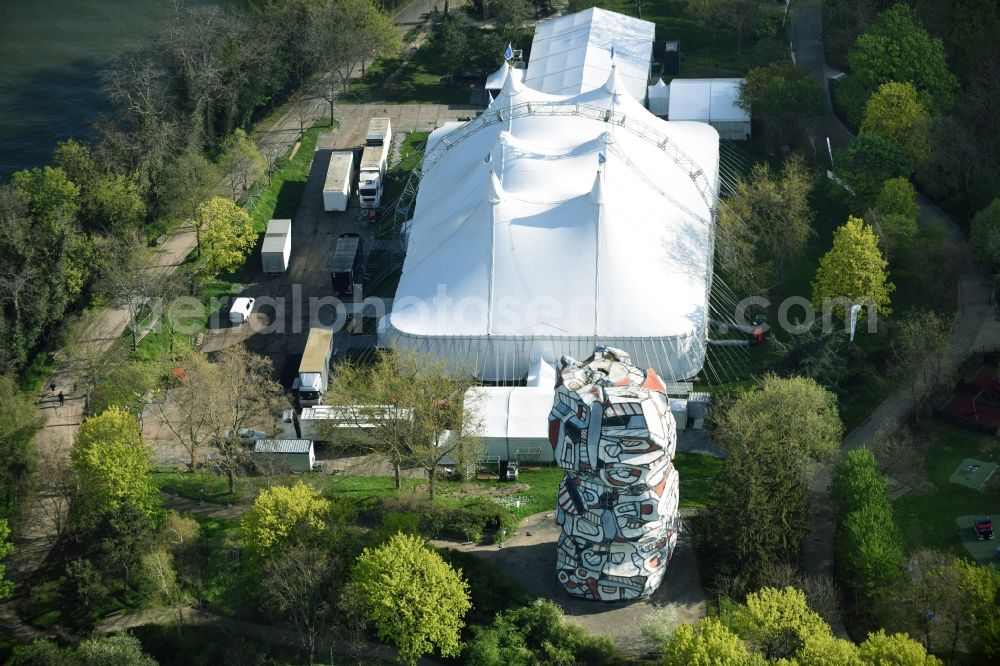 Issy-les-Moulineaux from the bird's eye view: Circus tent domes of the circus in Parc de l'Ile Saint Germain am Quai de Stalingrad in Issy-les-Moulineaux in Ile-de-France, France