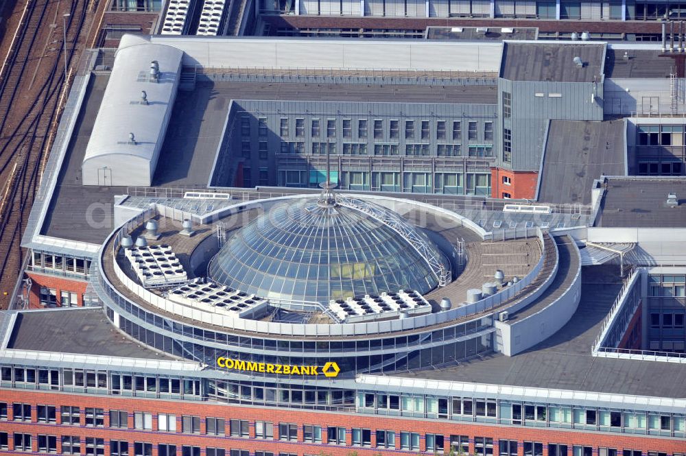 Berlin from the bird's eye view: Glaskuppel-Dach vom Büro- und Geschäftshaus City-Carré an der Andreasstraße Ecke Langestraße Ecke Koppenstraße Ecke Bahnstraße in Berlin-Friedrichshain. Entworfen durch die Architekten Fischer + Fischer BDA GbR. Hauptmieter is die Commerzbank AG. Office building City Carree in Berlin-Friedrichshain.