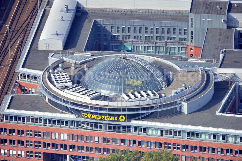 Aerial image Berlin - Glaskuppel-Dach vom Büro- und Geschäftshaus City-Carré an der Andreasstraße Ecke Langestraße Ecke Koppenstraße Ecke Bahnstraße in Berlin-Friedrichshain. Entworfen durch die Architekten Fischer + Fischer BDA GbR. Hauptmieter is die Commerzbank AG. Office building City Carree in Berlin-Friedrichshain.