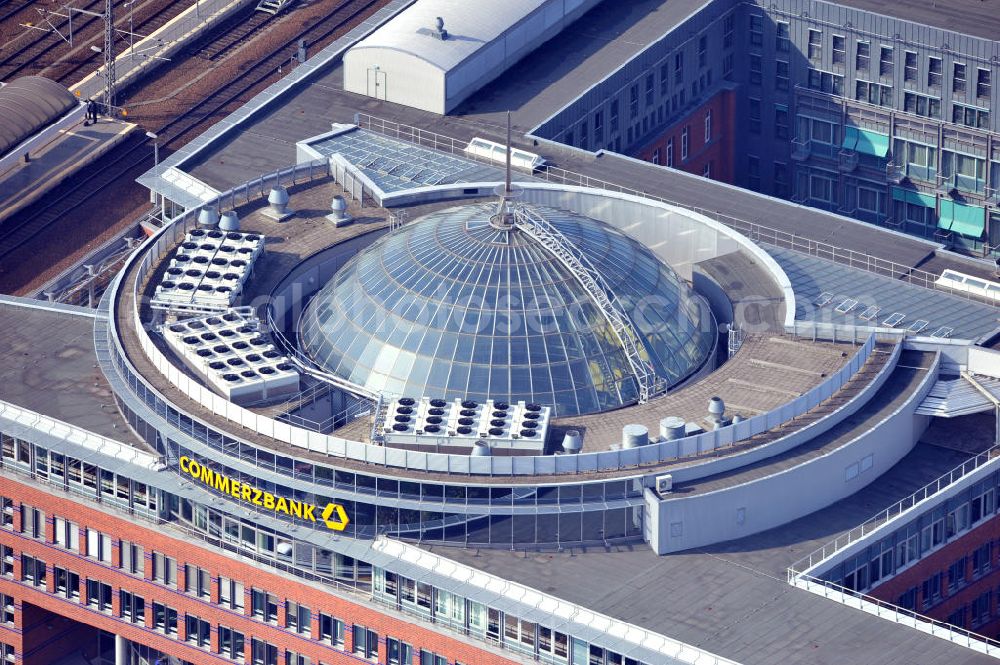 Aerial photograph Berlin - Glaskuppel-Dach vom Büro- und Geschäftshaus City-Carré an der Andreasstraße Ecke Langestraße Ecke Koppenstraße Ecke Bahnstraße in Berlin-Friedrichshain. Entworfen durch die Architekten Fischer + Fischer BDA GbR. Hauptmieter is die Commerzbank AG. Office building City Carree in Berlin-Friedrichshain.