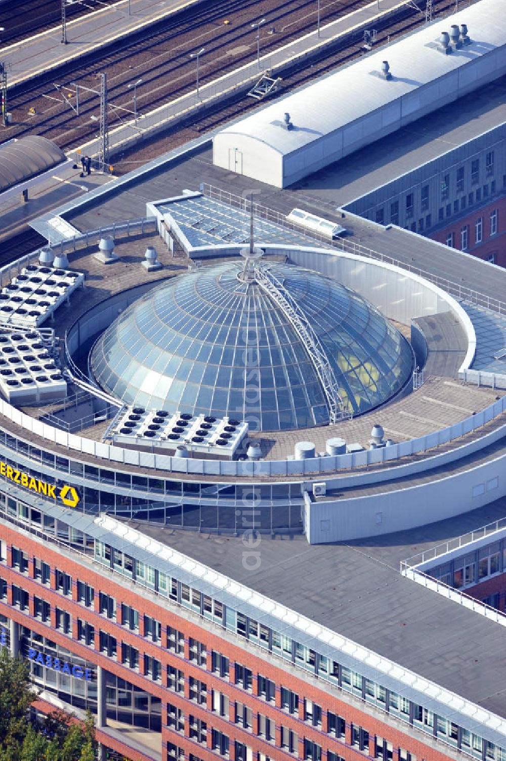 Berlin from above - Glaskuppel-Dach vom Büro- und Geschäftshaus City-Carré an der Andreasstraße Ecke Langestraße Ecke Koppenstraße Ecke Bahnstraße in Berlin-Friedrichshain. Entworfen durch die Architekten Fischer + Fischer BDA GbR. Hauptmieter is die Commerzbank AG. Office building City Carree in Berlin-Friedrichshain.