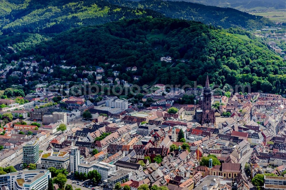 Aerial image Freiburg im Breisgau - Church building of the cathedral of Freiburger Muenster on Muensterplatz in Freiburg im Breisgau in the state Baden-Wuerttemberg