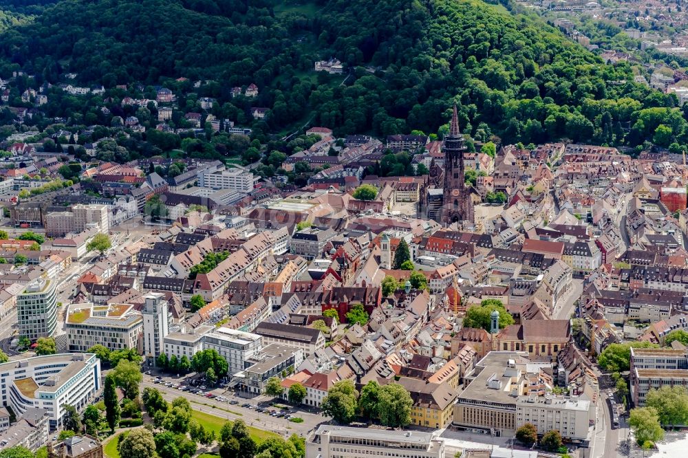 Aerial photograph Freiburg im Breisgau - Church building of the cathedral of Freiburger Muenster on Muensterplatz in Freiburg im Breisgau in the state Baden-Wuerttemberg