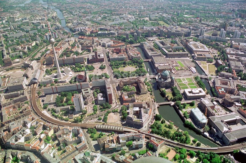 Aerial photograph Berlin - View over the whole Alexanderplatz in the City-East of Berlin-Mitte. Good to see are the Nikolai Quarter, the red city hall, the television tower, which Marx and Engels Forum, the Rathauspassagen, Berlin Cathedral, the Palace of the Republic, the Museum Island and the Palace Hotel