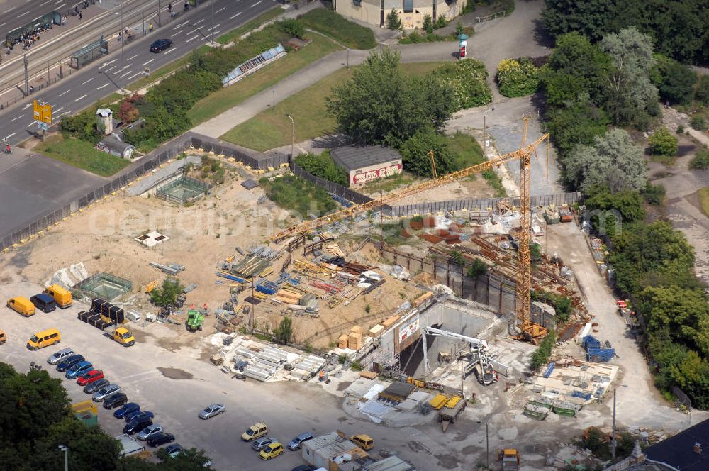 Leipzig from above - Blick auf den Bauabschnitt für den City-Tunnel am Peterssteinweg / Ecke Martin-Luther-Ring. Der City-Tunnel ist ein im Bau befindlicher Eisenbahntunnel mit zwei Tunnelröhren und einem Gleis je Richtung. Er wird den Leipziger Hauptbahnhof mit dem zwei Kilometer entfernten Bayerischen Bahnhof verbinden und gilt als das derzeit anspruchsvollste Bauprojekt in Deutschland. Die Bauarbeiten haben im Juli 2003 begonnen. Zum Fahrplanwechsel im Dezember 2012 soll das Projekt beendet und für den Zugverkehr freigegeben werden. Beteiligte Baufirmen sind: Wayss und Freytag, Strabag, DYWIDAG, Alpine, Oevermann, Grund- und Sonderbau Berlin, MATTHÄI Bauunternehmen GmbH & Co. KG, Glass Ingenieurbau, Echterhoff Bau GmbH, DEUTSCHE GLEIS- UND TIEFBAU GMBH, HERMANN KIRCHNER Bauunternehmung, DB Bahnbau, KAFRIL Service, Max Bögl, Süß Bau, ZÜBLIN Spezialtiefbau, Woehrl Spezialtiefbau, Keller Grundbau, Perner Spezialtiefbau, Stump Spezialtiefbau, Stein HT GmbH Spezialtiefbau, INSOND Spezialtiefbau, Rodio GmbH Spezialtiefbau, Bilfinger und Berger Spezialtiefbau, TS-BAU, Akson AG, IB Angermeier, Hölscher-Wasserbau, Sievert Transporte, Air Liquide; DOMESLE Stahlverschalung, Wannewetsch GmbH und Amitech-Germany