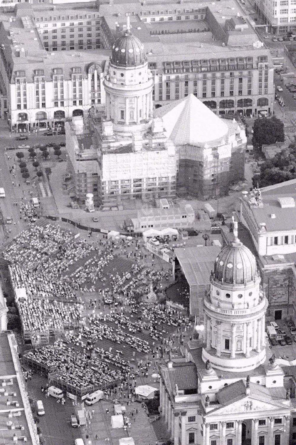 Berlin from above - Classic Open Air - Konzert auf dem Berliner Gendarmenmarkt in Mitte.