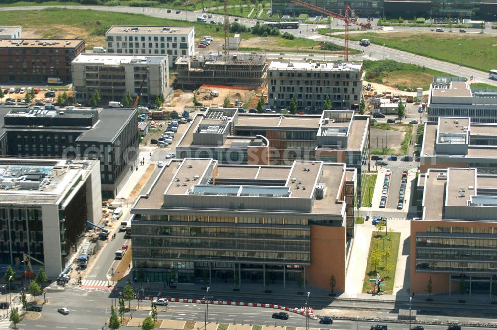 Luxemburg from the bird's eye view: Gebäude der Clearstream International S.A. an der 42 Avenue J.F. Kennedy im Stadtteil Kirchberg. Clearstream ist eine im Jahre 2000 aus der Fusion der Deutsche Börse Clearing AG (vormals Deutscher Kassenverein AG) und Cedel International hervorgegangene Abwicklungs- und Verwahrgesellschaft mit Sitz in Luxemburg. Clearstream fungiert als Zentralverwahrer für die internationalen Kapitalmärkte. Ein besonderer Schwerpunkt ist die Funktion als Zentralverwahrer für deutsche und luxemburgische inländische Wertpapiere. Das Unternehmen ist vollständig im Besitz der Deutschen Börse AG.