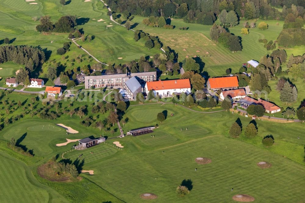 Bad Waldsee from the bird's eye view: Club-hous of the Golf course at of Fuerstlicher Golfclub Oberschwaben e.V. in Bad Waldsee in the state Baden-Wuerttemberg, Germany