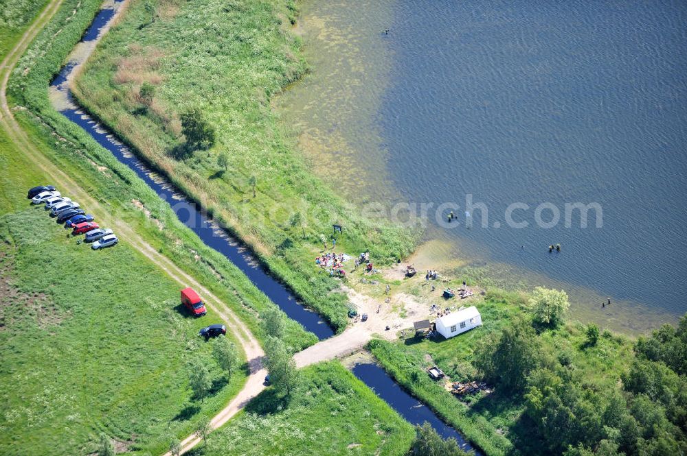 Peenemünde from above - Besucher am Ufer des Cämmerer See auf der Insel Usedom in Mecklenburg-Vorpommern. Der See war ursprünglich eine Bucht des Peenestroms. Er entstand, als beim Bau der Heeresversuchsanstalt Peenemünde Deiche errichtet wurden. Visitor at the lakeside of the Caemmerer See at the island Usedom in Mecklenburg-Western Pomerania.