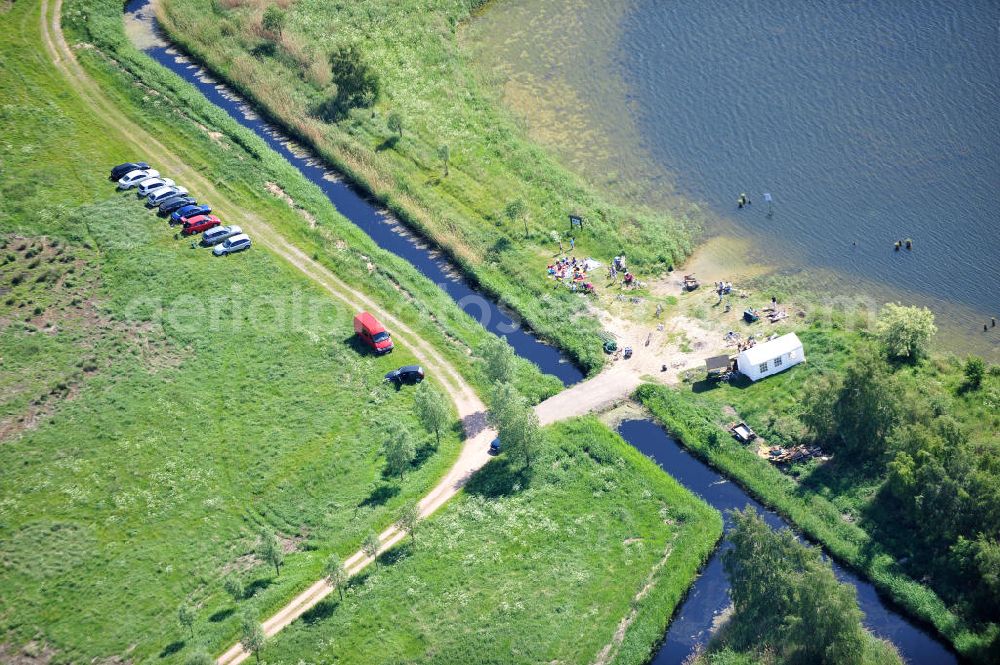 Peenemünde from the bird's eye view: Besucher am Ufer des Cämmerer See auf der Insel Usedom in Mecklenburg-Vorpommern. Der See war ursprünglich eine Bucht des Peenestroms. Er entstand, als beim Bau der Heeresversuchsanstalt Peenemünde Deiche errichtet wurden. Visitor at the lakeside of the Caemmerer See at the island Usedom in Mecklenburg-Western Pomerania.