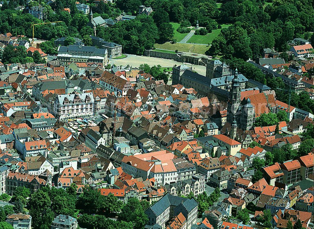 Coburg from above - Das Rathaus mit Markplatz, die Morizkirche und die Ehrenburg prägen das Zentrum von Coburg. The town hall market square with the Moriz Church and Ehrenburg shape the center of Coburg.