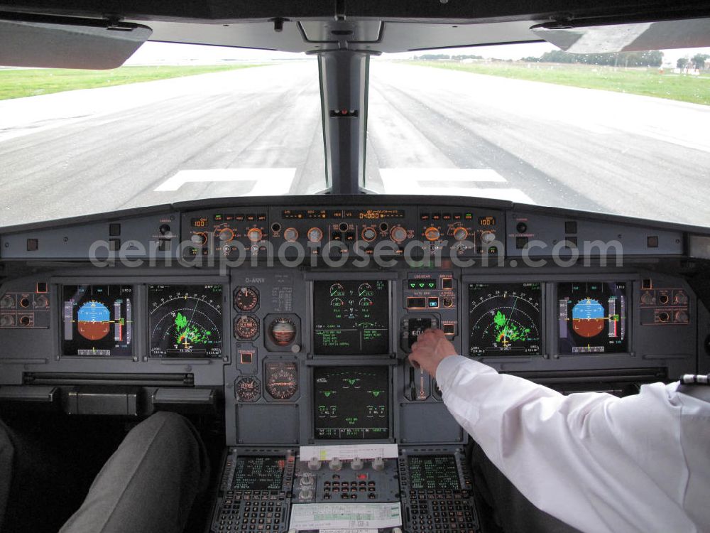 Rom from the bird's eye view: Cockpit Airbus A 320 / Flugzeug / Passagierflugzeug mit der Kennung D-AKNV der Fluggesellschaft Germanwings während des Starts auf dem Flughafen Rom Fiumicino FCO Piste 25 in Italien. Airbus / airliner / aircraft Cockpit during a takeoff at the Rome Fiumicino Airport in Italiy.