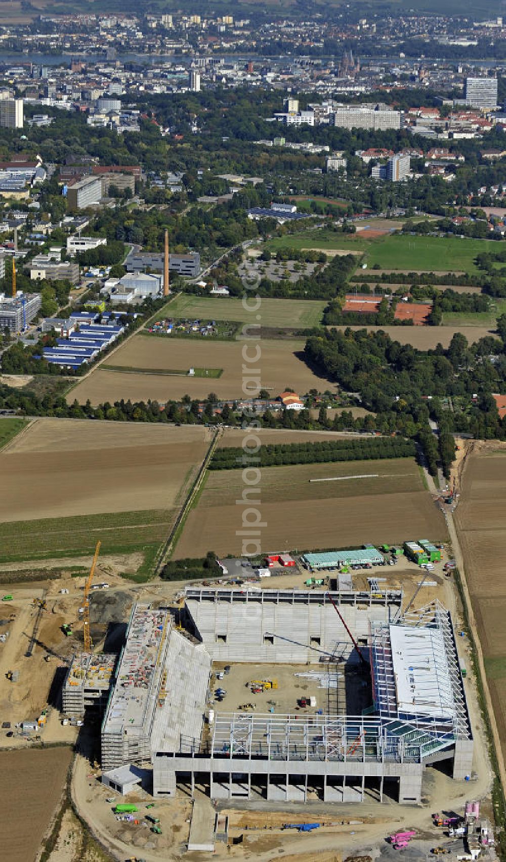 Mainz from the bird's eye view: Blick auf den Neubau der Coface Arena im Stadtteil Bretzenheim. Das neue Stadion des Fußballklubs FSV Mainz 05 soll 33.500 Plätze bieten und zu Beginn des Jahres 2011 fertiggestellt werden. Bauherr und Eigentümer ist die Grundstücksverwaltungsgesellschaft (GVG) der Stadt Mainz. Ausführende Baufirma ist die BAM Deutschland AG. View of the new Coface Arena in the district Bretzenheim. The new stadium of the football club FSV Mainz 05 will provide 33,500 seats and will be completed at the beginning of 2011. Builder and owner of the property is the real estate management society of the city of Mainz (GVG).